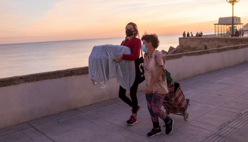 María portando un carro y su compañera con el transportín donde llevan a Kiko, el próximo gato que será esterilizado.
