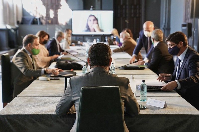 Moreno Bonilla, de espaldas, flanqueado por Bendodo y Marín, este pasado martes en Consejo de Gobierno de la Junta. Moreno Bonilla, de espaldas, flanqueado por Bendodo y Marín, este pasado martes en Consejo de Gobierno de la Junta.