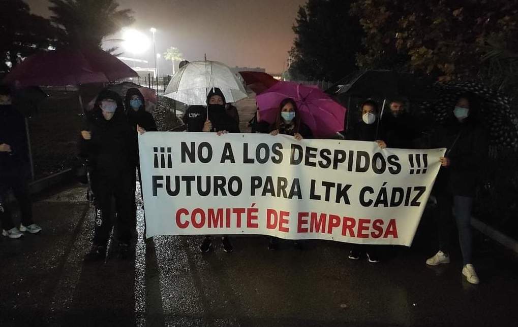 Trabajadoras de LTK, durante una protesta en las instalaciones de Alestis.