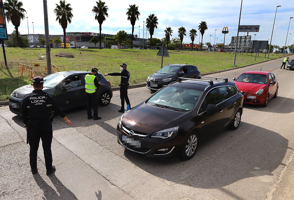 Uno de los controles de la Policía Local, en un acceso a Jerez.
