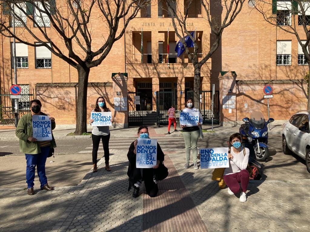 Protesta de Nueva Escuela a las puertas de la delegación territorial de Educación en Sevilla, en días pasados.