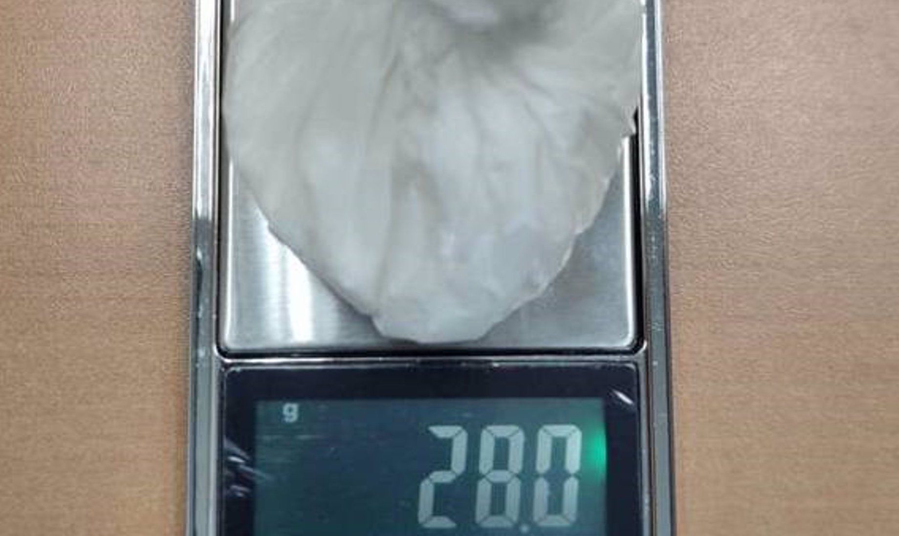 Pesaje de la cocaína intervenida en un control de la Guardia Civil en Conil. 