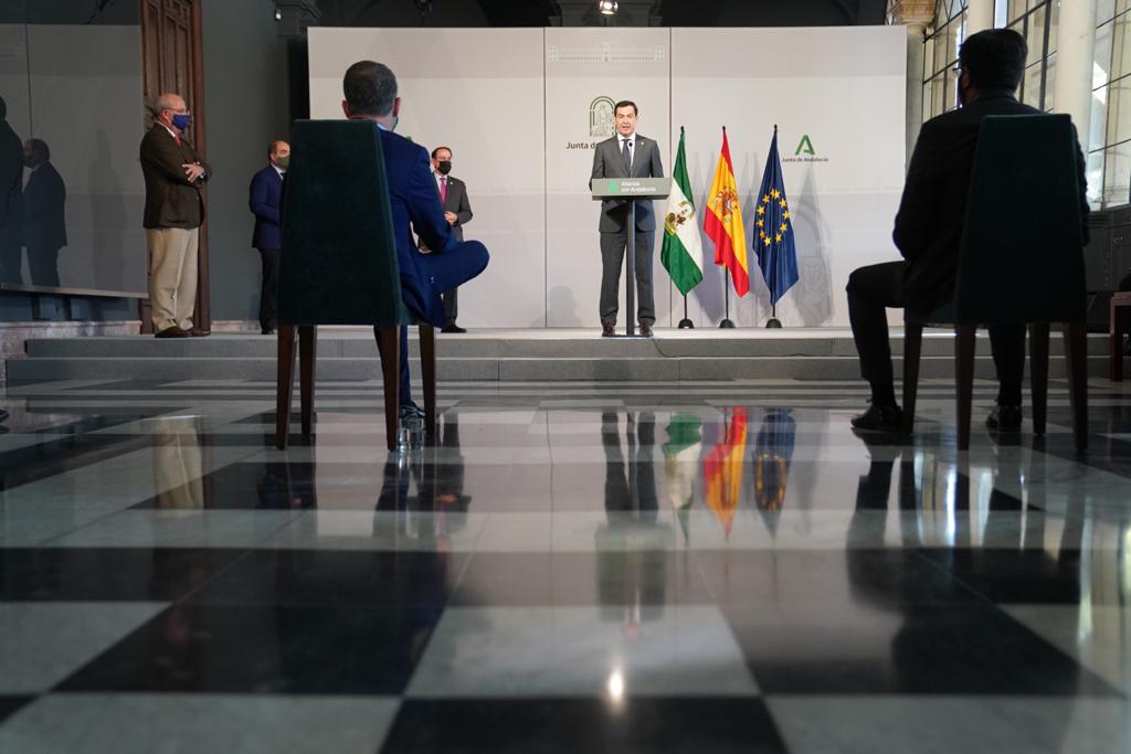 El presidente de la Junta de Andalucía, Juan Manuel Moreno, tras reunirse con CEA y ATA.