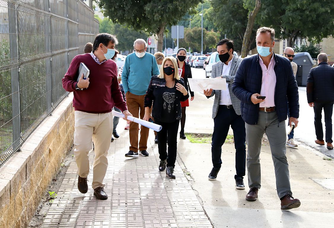 Un momento de la visita de la alcaldesa al barrio de San Benito. Un momento de la visita de la alcaldesa al barrio de San Benito.