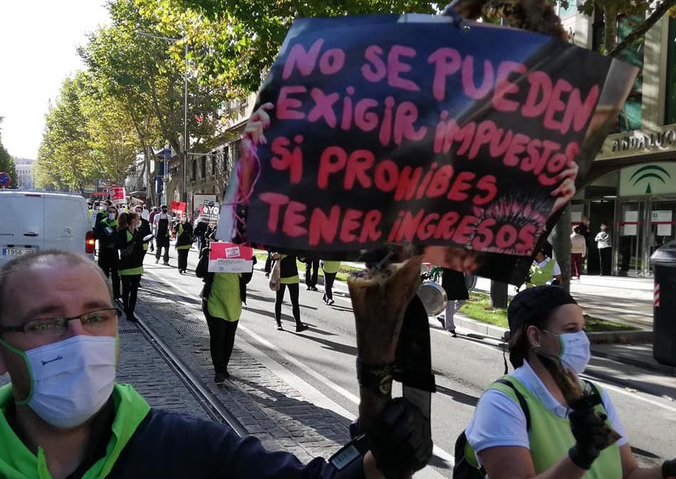 Hosteleros sevillanos, en una concentración celebrada en Sevilla, reclaman una "relajación" en las medidas.