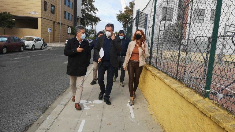 El alcalde de Sevilla, Juan Espadas, visitando los itinerarios diseñados junto al CEIP Pedro Garfias.