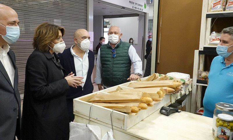 Susana Díaz, líder del PSOE-A, en un encuentro con comerciantes locales en Córdoba.