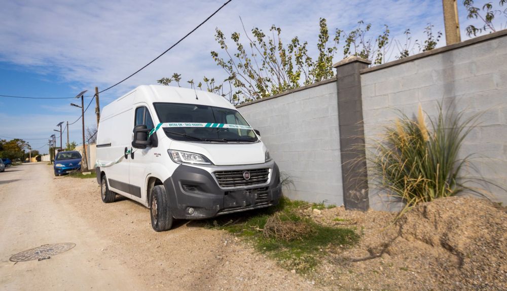 Una furgoneta precintada por la Guardia Civil, en el Puente de la Guareña.