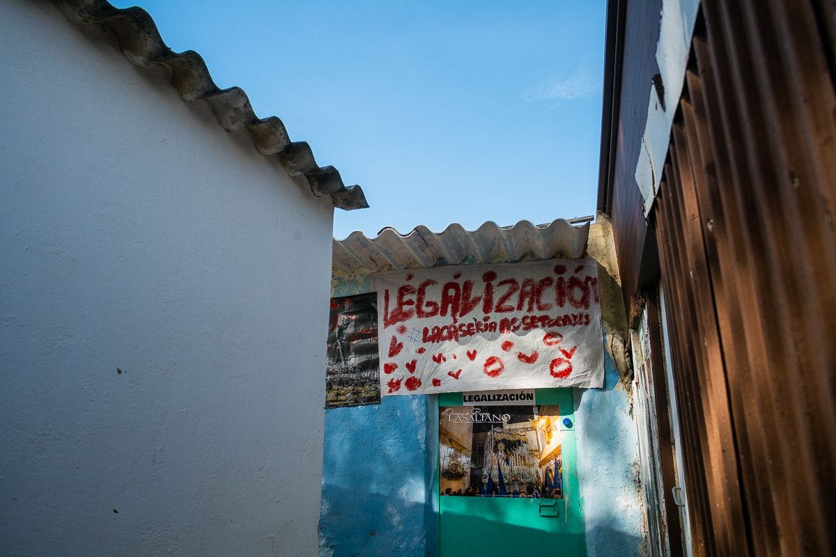 Un cartel en una de las casetas de pescadores de la Casería en San Fernando.