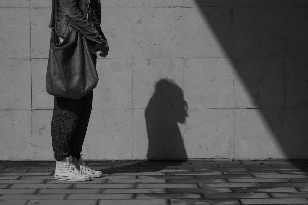 Esperanza posa, sin mostrar su rostro, para lavozdelsur.es. FOTO: MANU GARCÍA.