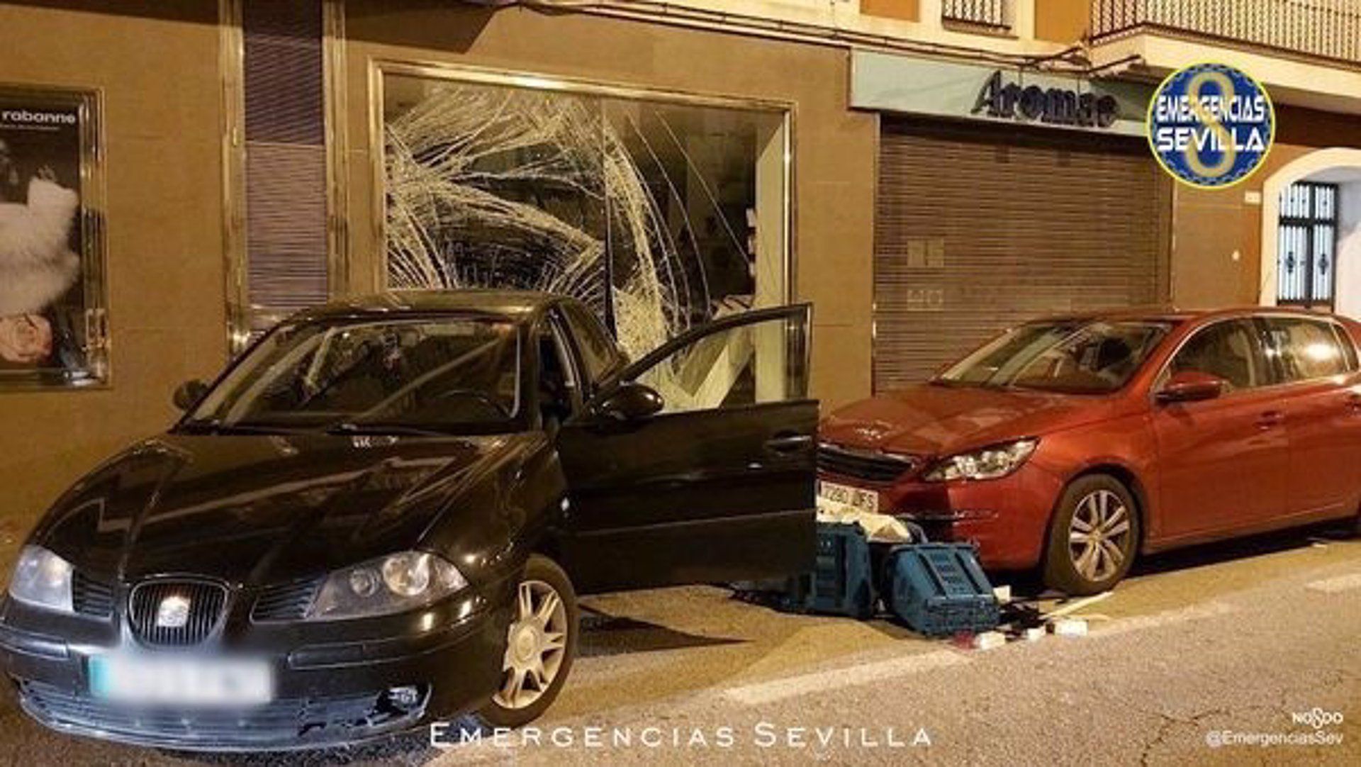 Escaparate de la perfumería sevillana, destrozado tras el alunizaje.