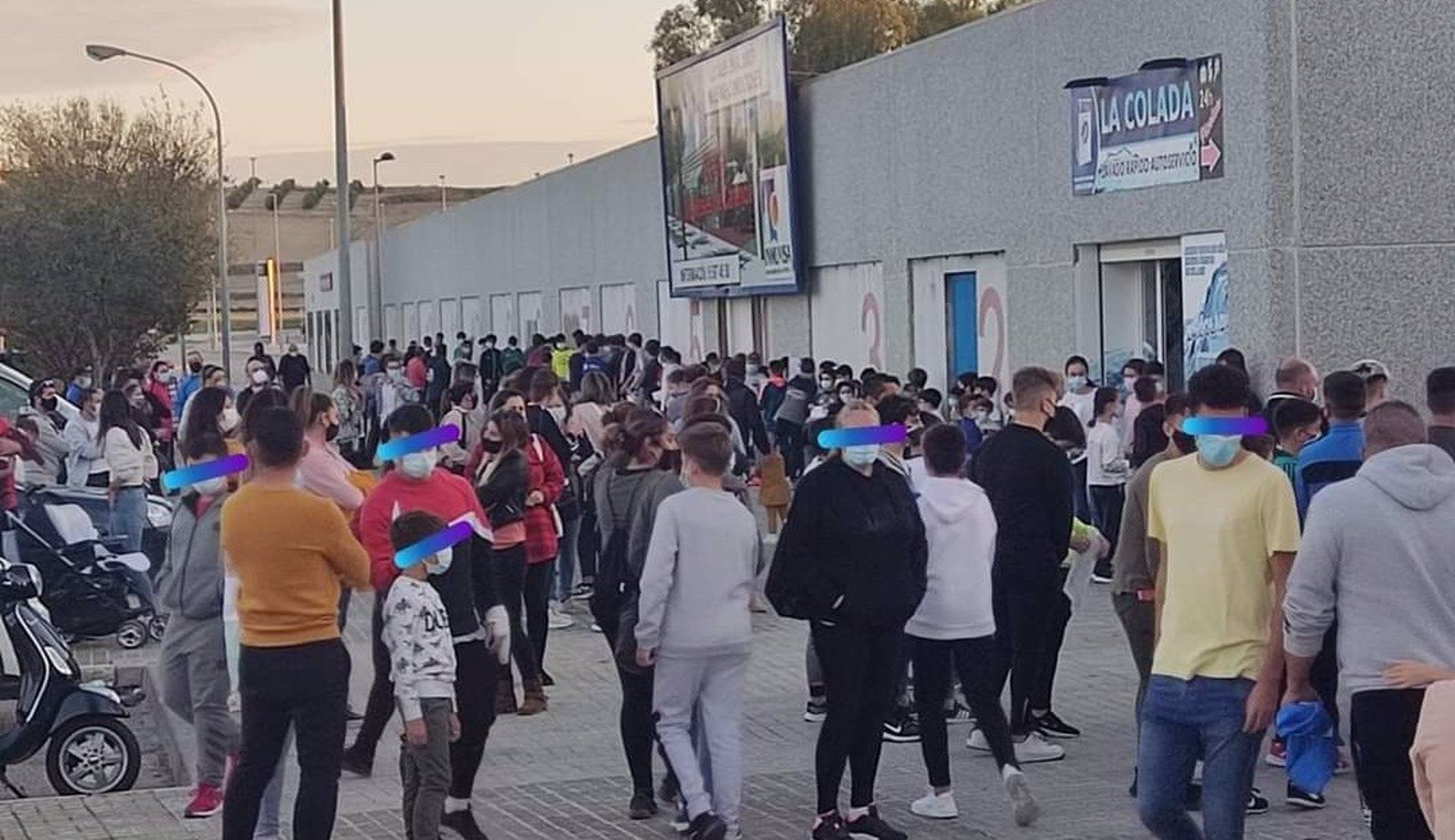 Personas concentradas en el estadio de fútbol de Lebrija para hacerse pruebas de covid.