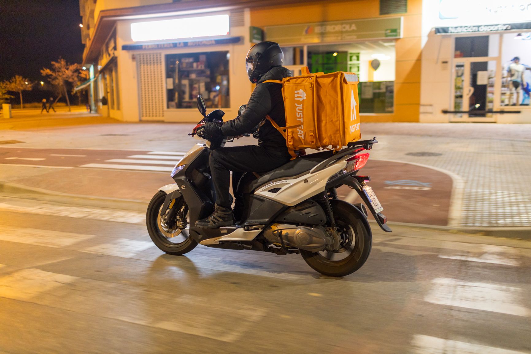 Un repartidor, en una imagen de archivo. Una trabajadora de transporte ha sido detenida en Algeciras.