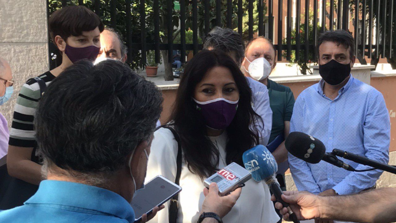 Alejandra Durán, diputada de Podemos, atendiendo a los medios.
