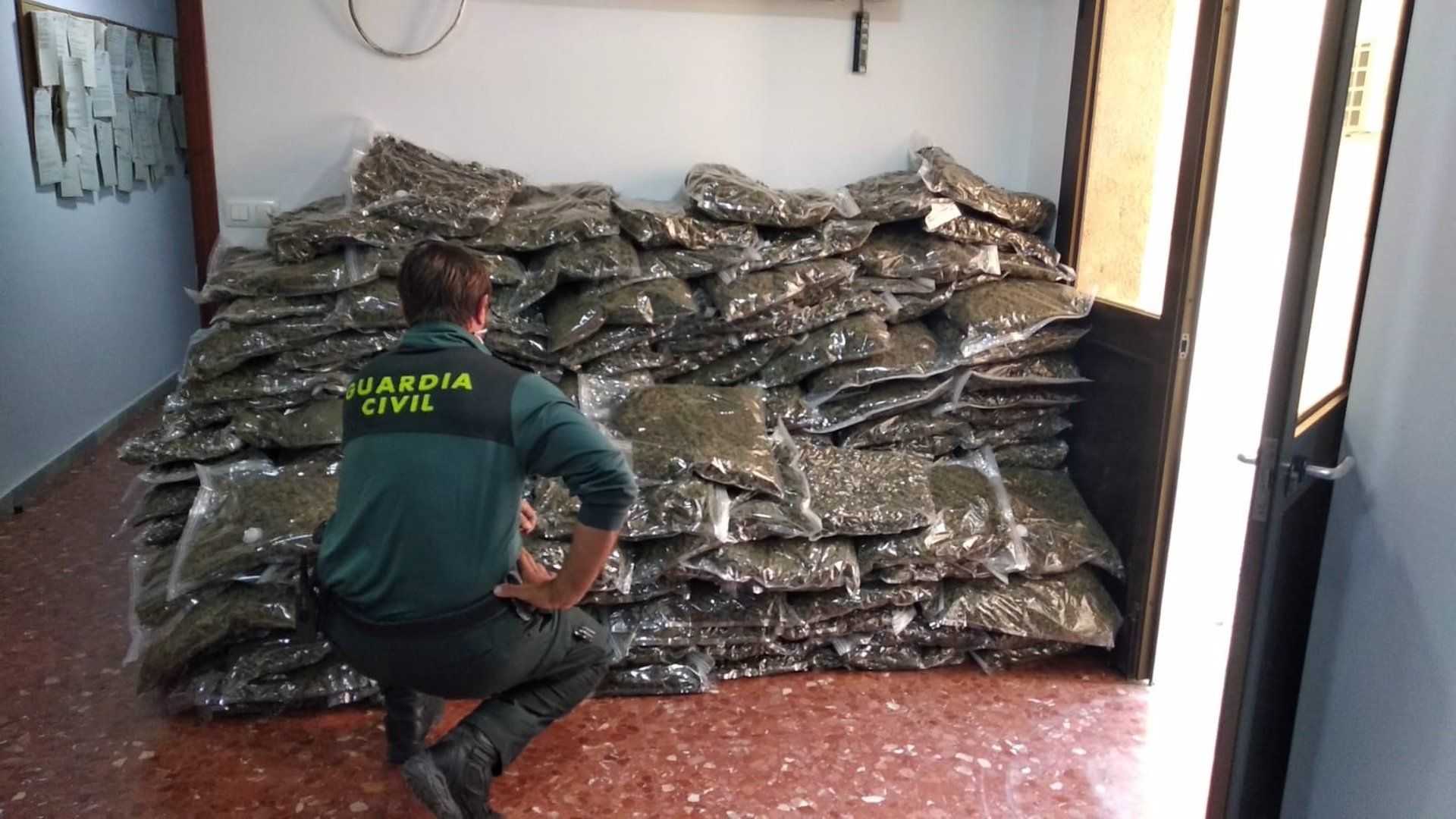 Cogollos de marihuana incautadas al conductor de una furgoneta en Jerez.