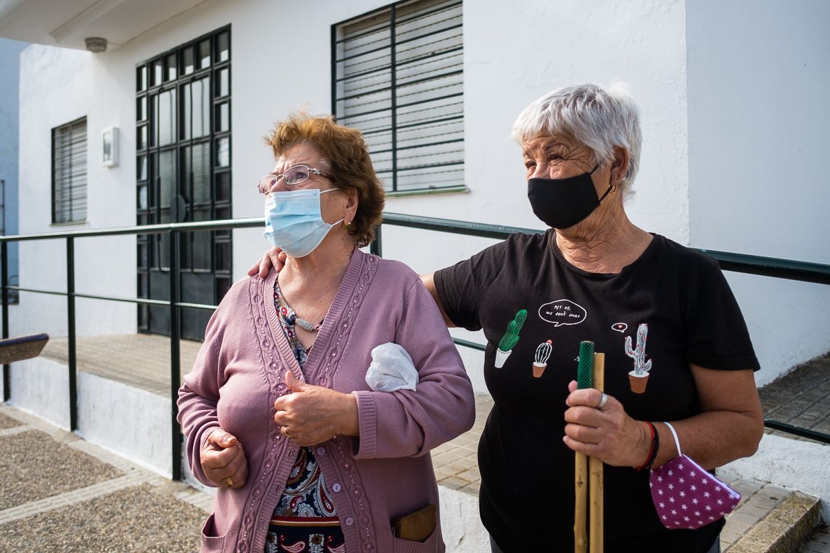 Dos vecinas de Majarromaque, en el centro de salud de la barriada rural de Jerez.