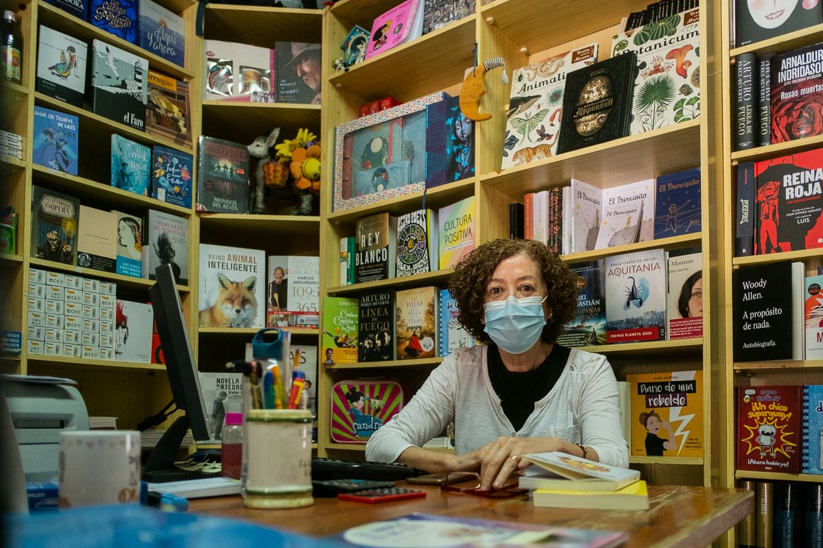 Pepa Gómez, en la librería Platero, de La Barca.