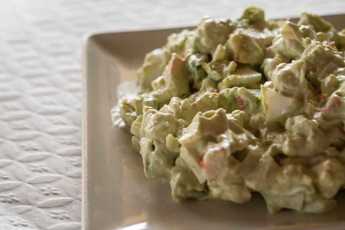 Una ensaladilla, la tapa que preparan los bares de Puerto Real para una nueva ruta gastronómica.  MANU GARCÍA