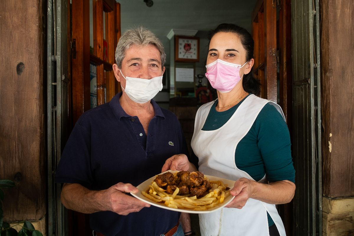 Antonio Moreno y Carmen Bellido sostienen un plato de la famosa cola de toro del bar El Ministro.