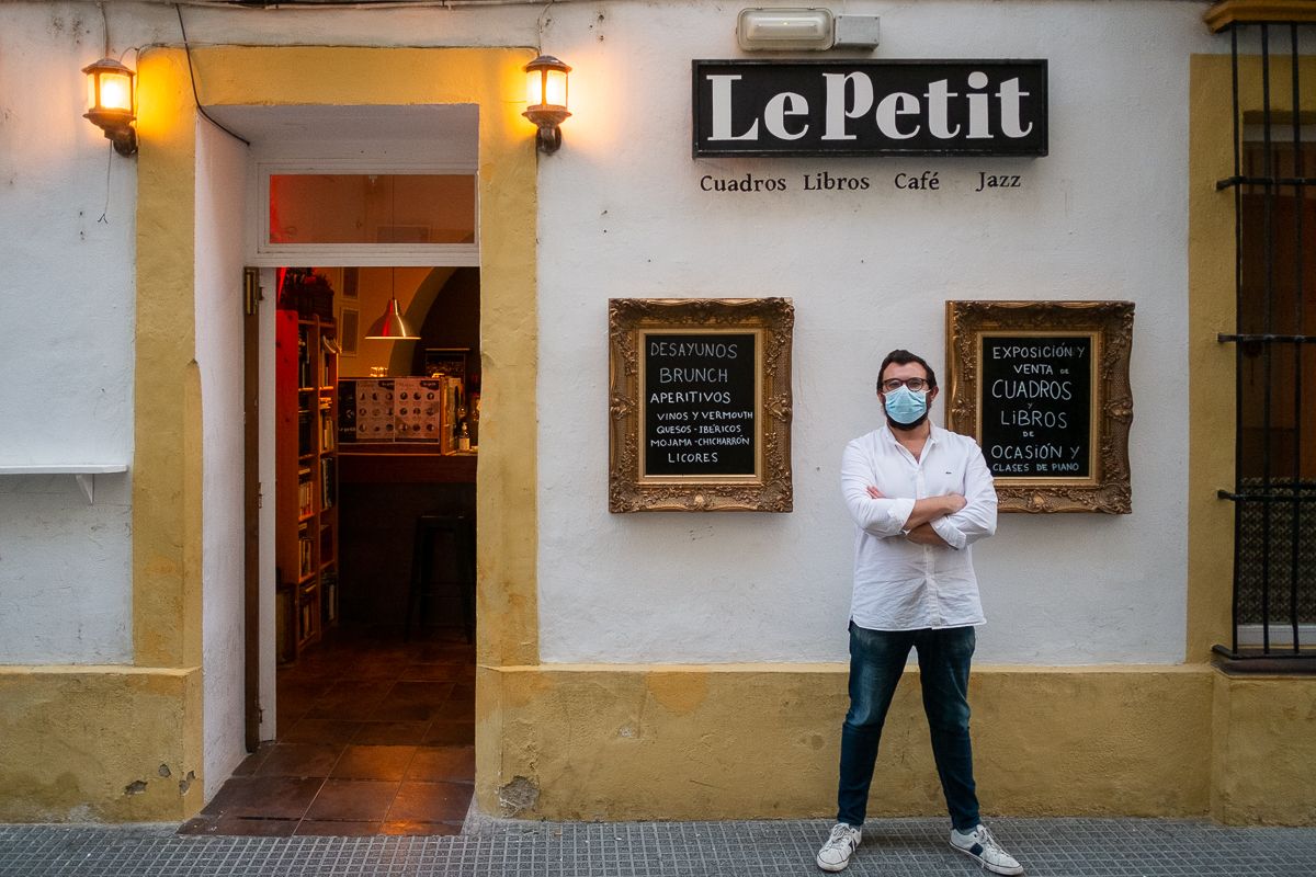 Jesús Sevillano en la puerta del local Le Petit, con piano en directo, ajedrez y libros.