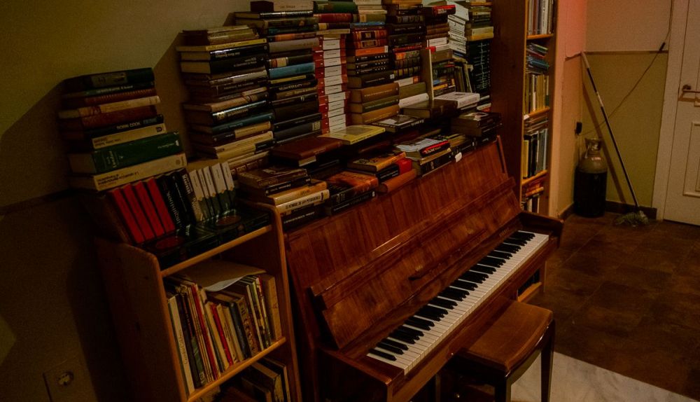Piano y libros en el interior del establecimiento.