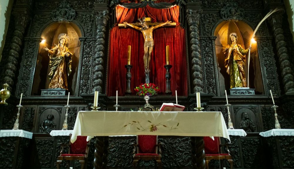 El cristo de la Veracruz en el altar de la parroquia de San Joaquín de El Puerto.