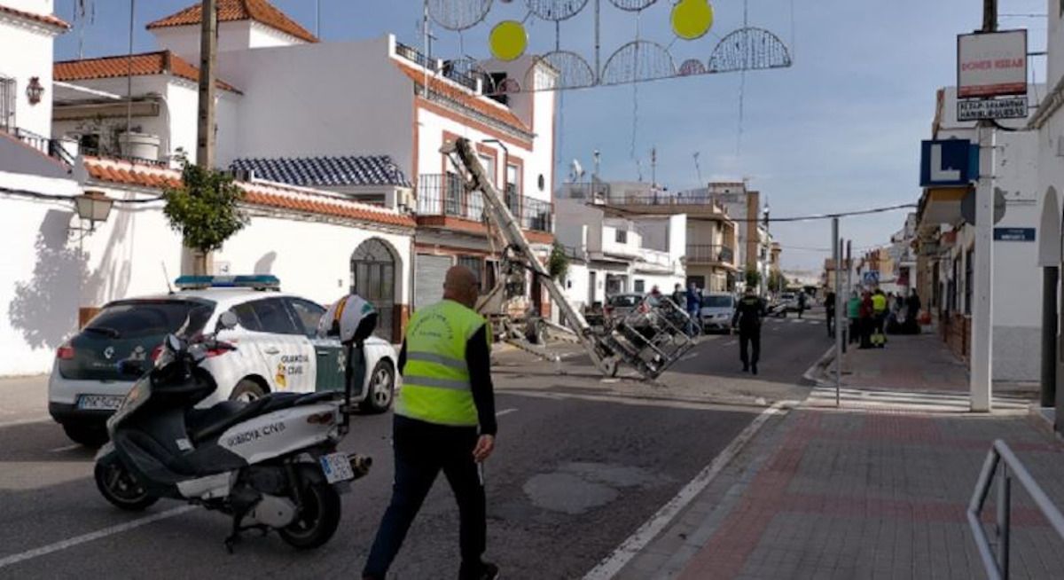 Un hombre muere tras caerse de una grúa mientras instalaba el alumbrado navideño de un pueblo de Sevilla. Un hombre muere tras caerse de una grúa mientras instalaba el alumbrado navideño de un pueblo de Sevilla.