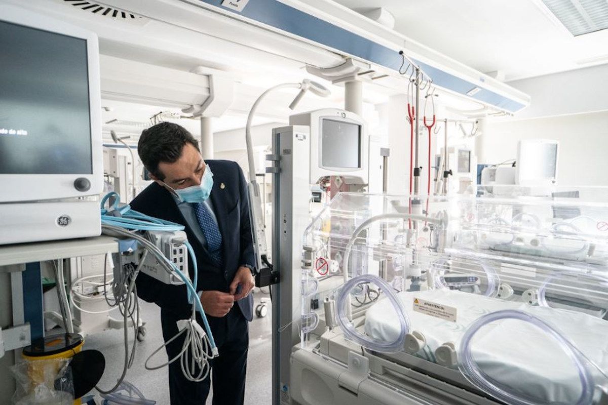 El presidente de la Junta, Juan Manuel Moreno, en un hospital andaluz.