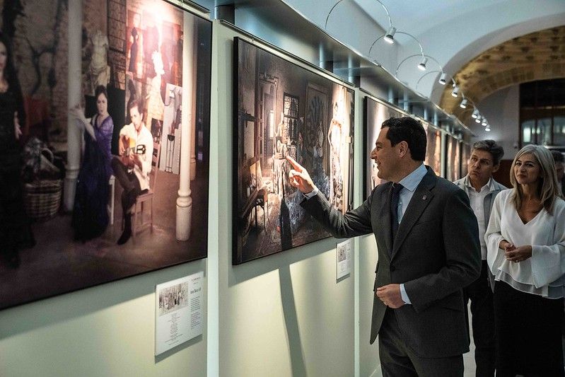 Moreno y Del Pozo, presidente y  anterior consejera de Cultura de la Junta, respectivamente, visitan una exposición de fotos sobre flamenco, en una imagen de archivo. Autor: Junta