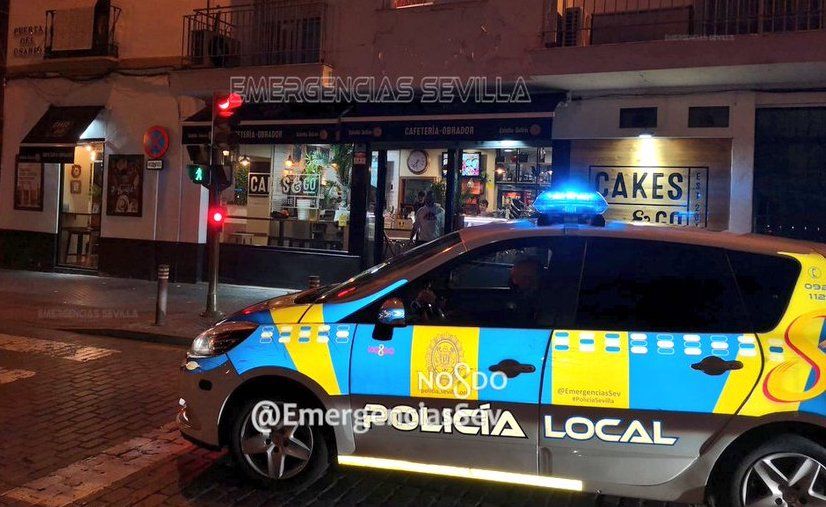 La Policía Local, frente a la pastelería de Sevilla multada por incumplir el horario de cierre.