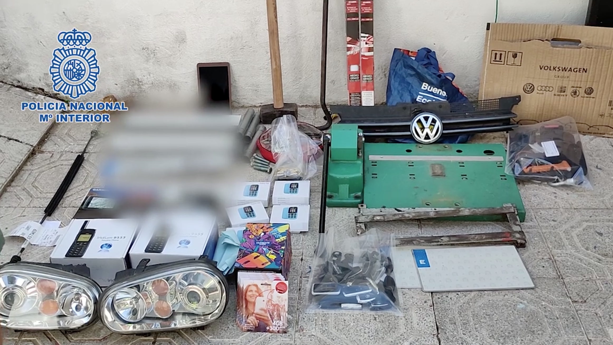 Material incautado por la Policía Nacional a la banda de tráfico ilícito de coches.