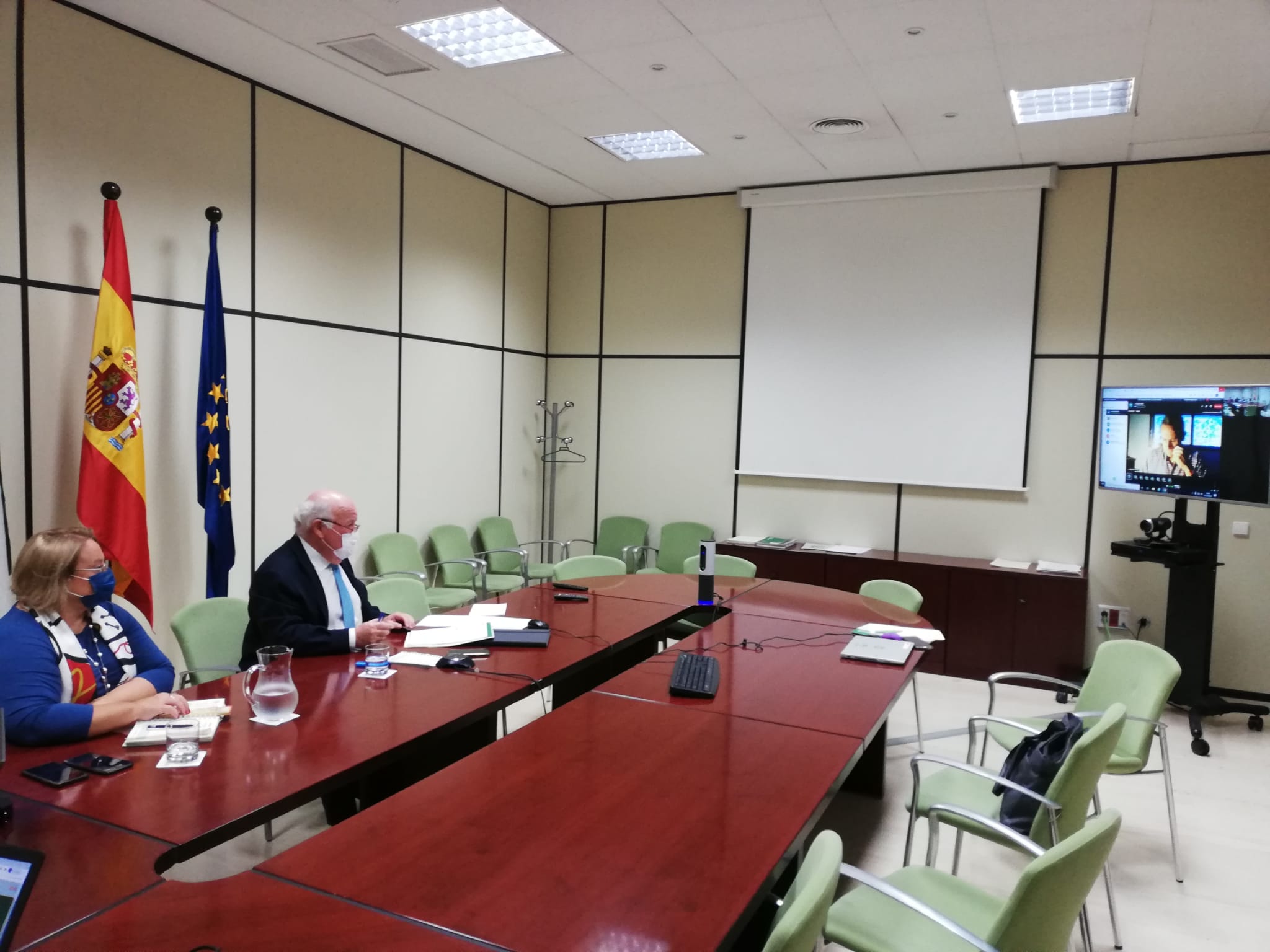 Un momento de la reunión del consejero con los representantes sindicales, este lunes. Un momento de la reunión del consejero con los representantes sindicales, este lunes.