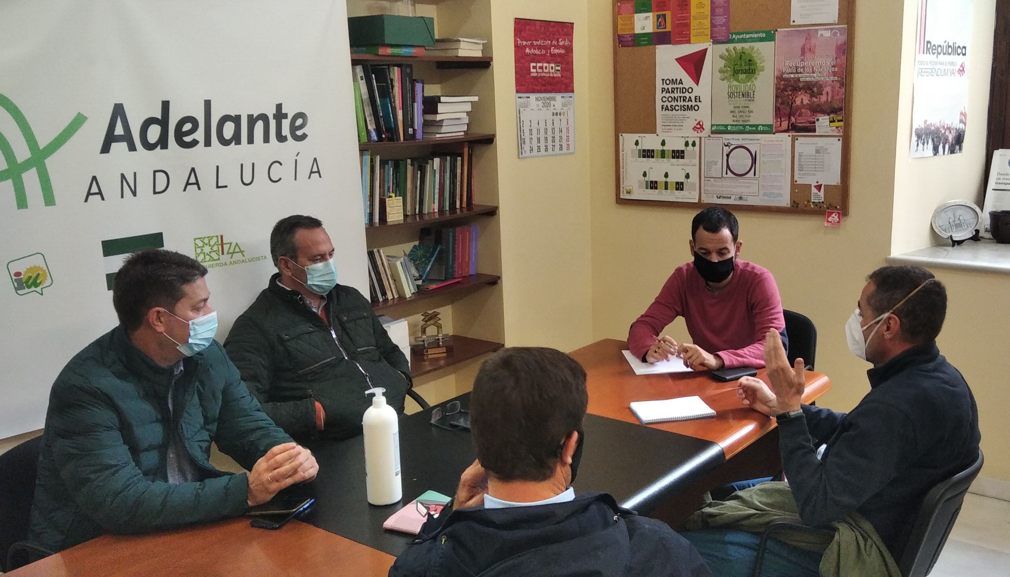 Daniel González Rojas, de Adelante Sevilla, reunido con interinos.