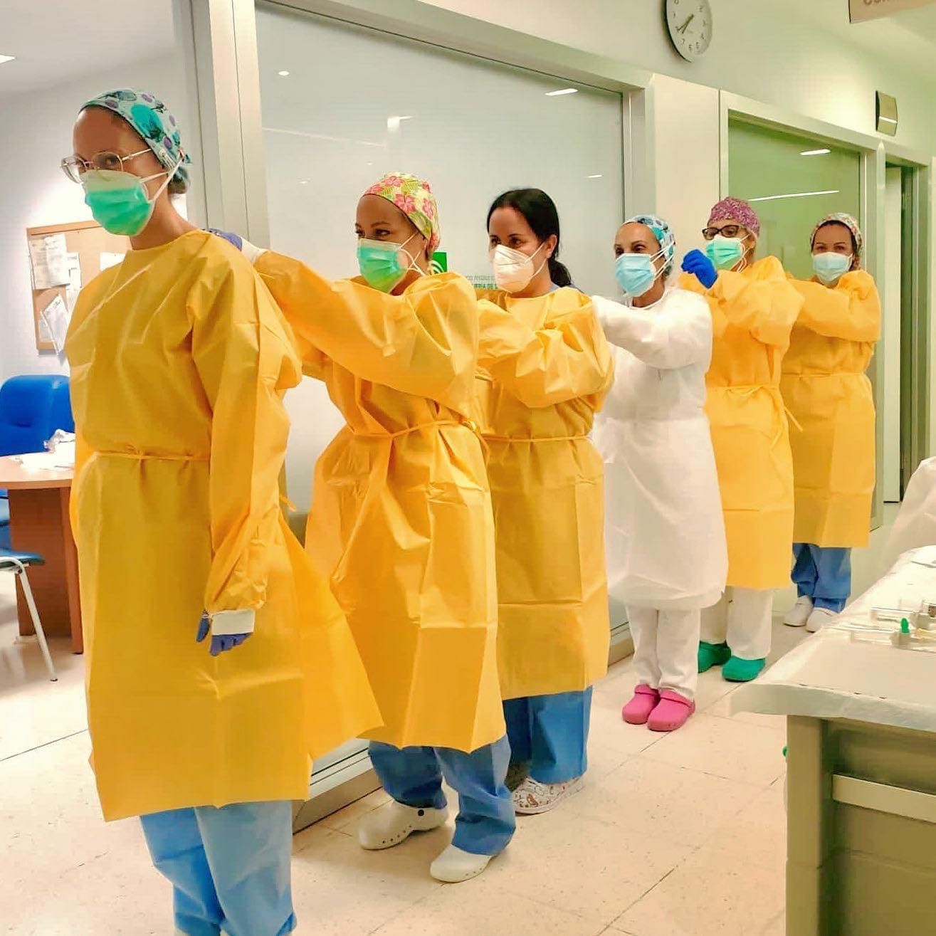 Sanitarias se ponen los equipos de protección contra el covid de forma coordinada en un hospital malagueño. FOTO: SAS