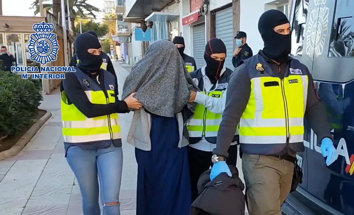 Un momento de la detención de la joven valenciana. FOTO: Policía