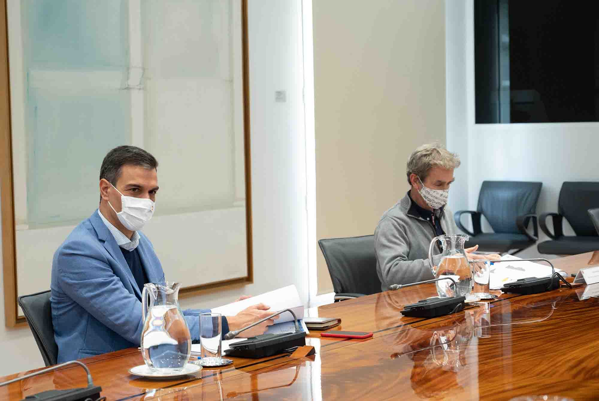 El presidente del Gobierno, Pedro Sánchez, y el director del Centro de Coordinación de Alertas y Emergencias Sanitarias, Fernando Simón, en una imagen de archivo.