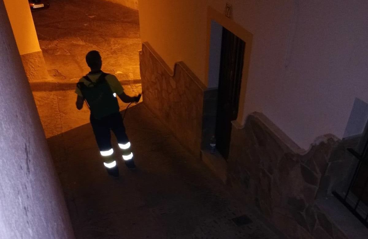Un operario desinfecta las calles del centro de Arcos durante la pandemia. FOTO: Ayto.