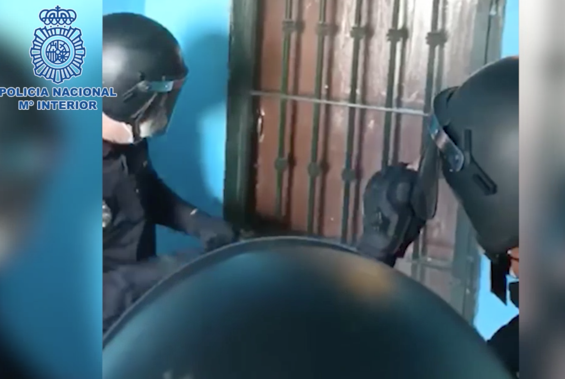 La Policía Nacional, entrando en un punto de venta de droga de El Puerto.