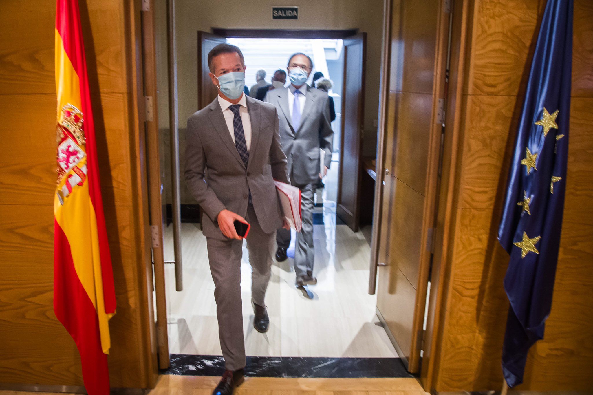 El senador socialista Ander Gil, entrando en la junta de portavoces del Senado.