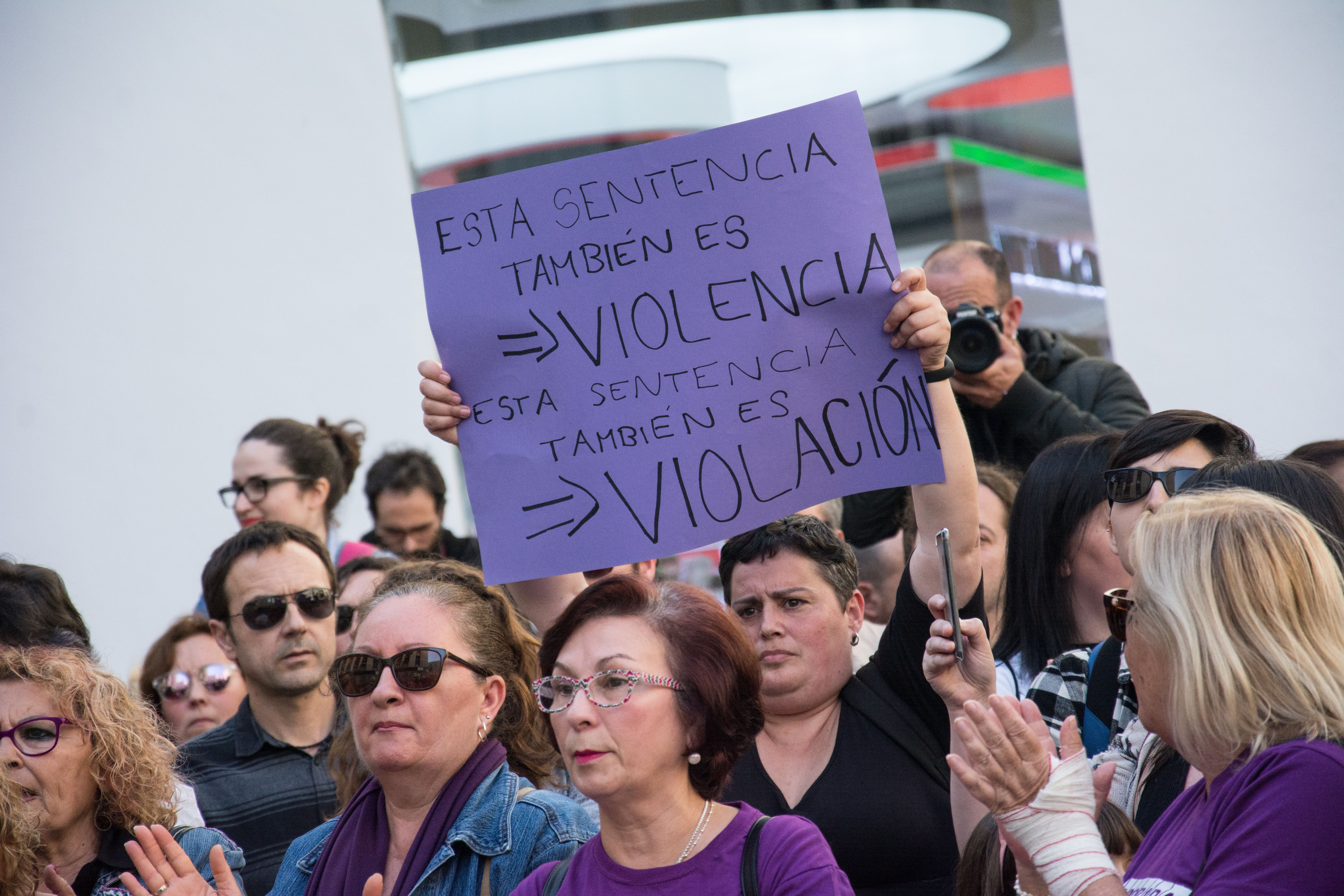 Una pasada concentración en Cádiz contra la sentencia de 'La Manada'. FOTO: ESTEFANÍA ESCORIZA. 