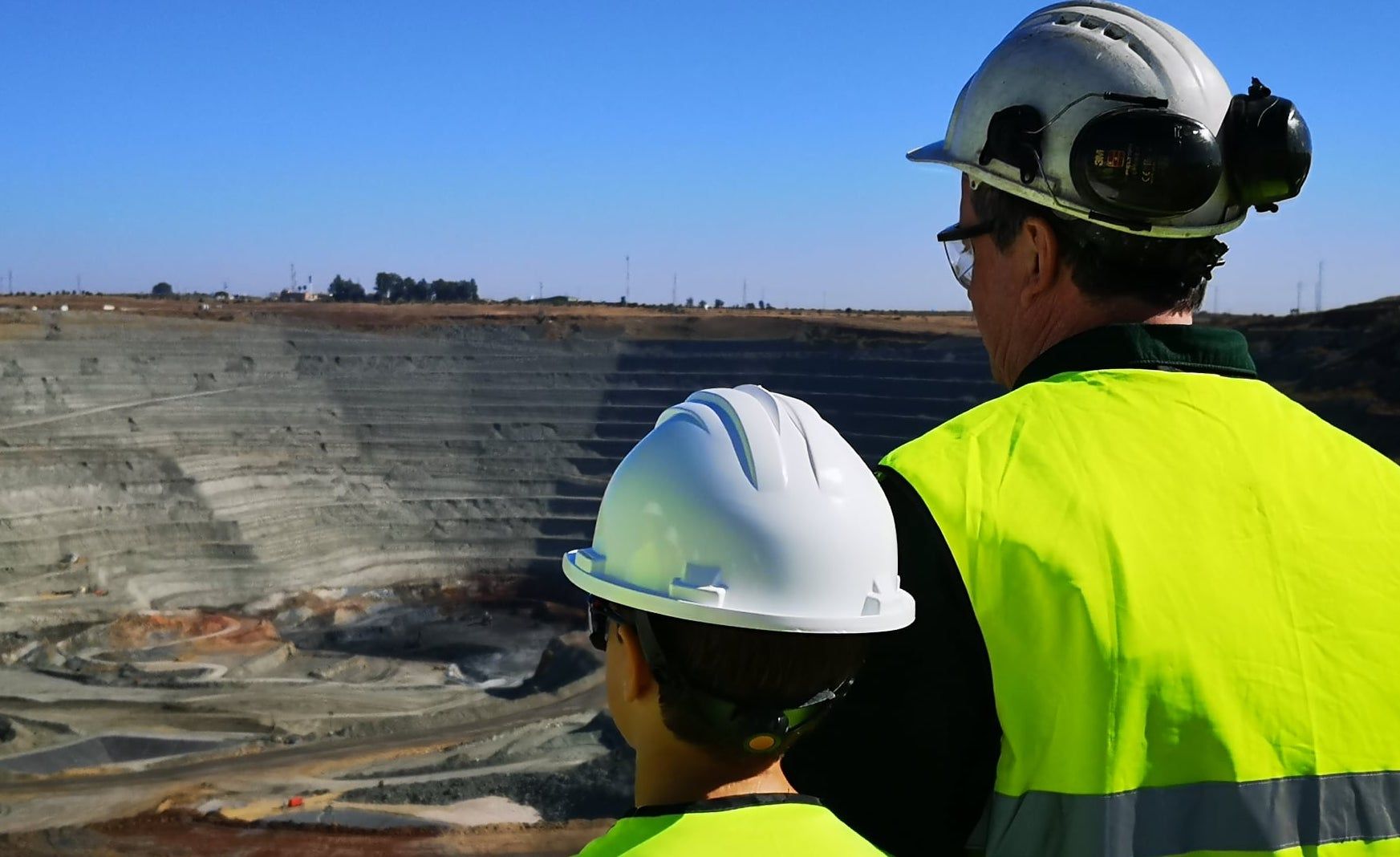 Un hombre y un niño, durante una visita a Cobre las Cruces, en Sevilla.