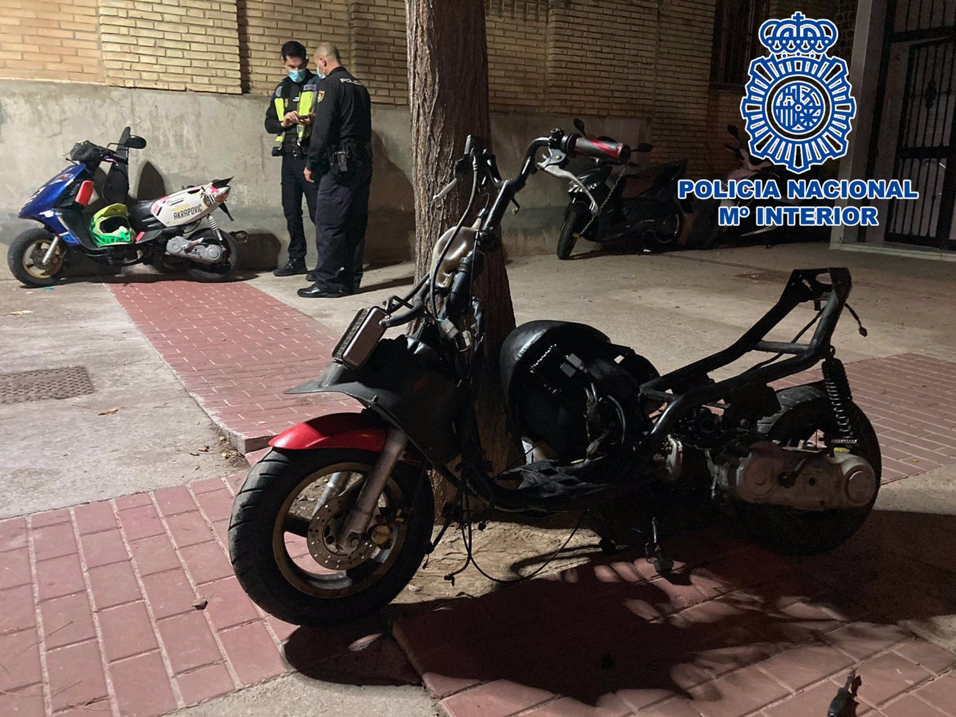 Las motos robadas que estaban siendo desguazadas. FOTO: CNP