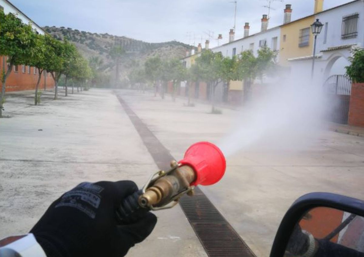 Desinfección de las calles de Badolatosa, en la provincia de Sevilla que llevaba veinte días sin bajar del medio millar.