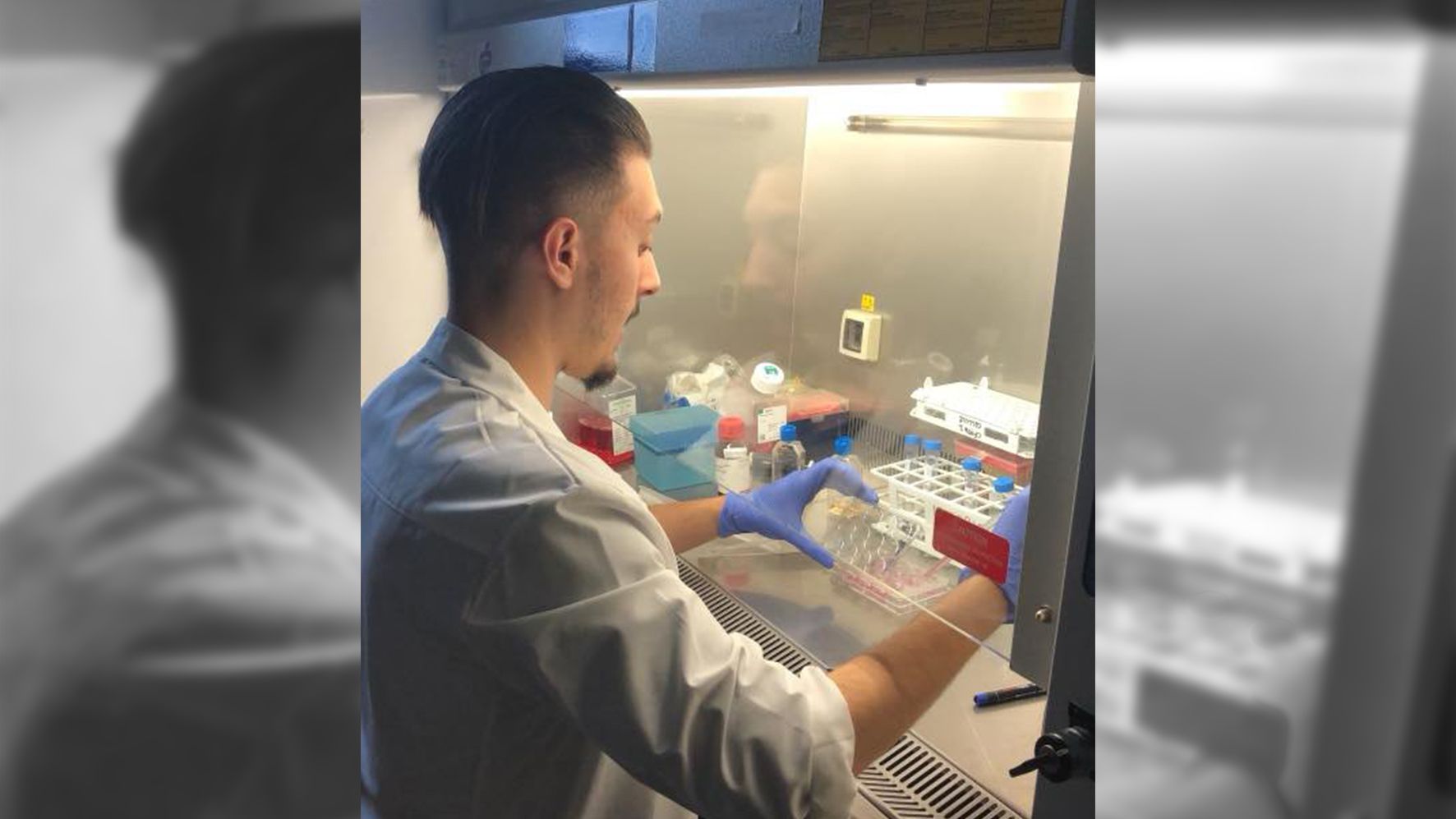 Álvaro Carmona, bioquímico e investigador sevillano, en un laboratorio de La Sapienza, en Roma.