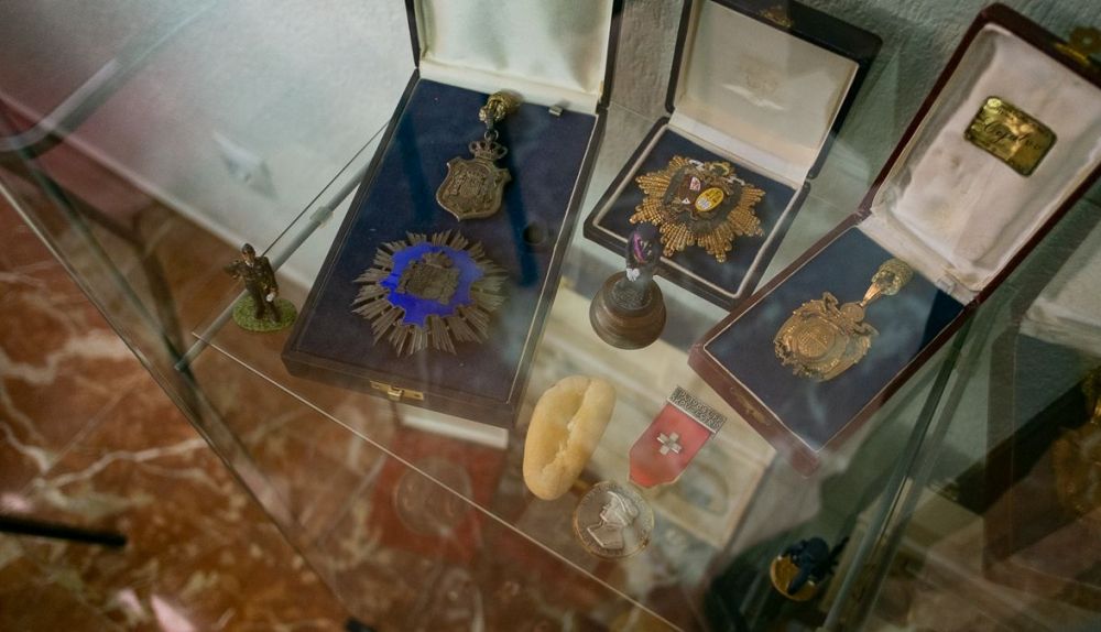 Algunas de las condecoraciones más preciadas del histórico magistrado murciano, afincado desde hace décadas en Jerez.