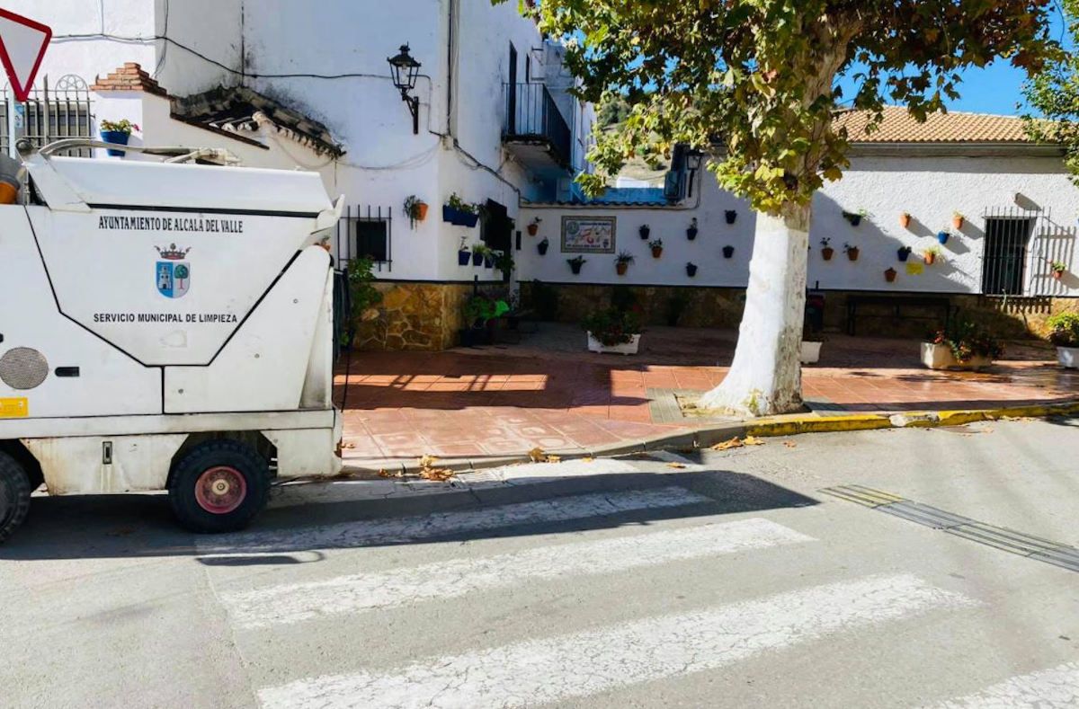 Desinfección de las calles en Alcalá del Valle. 