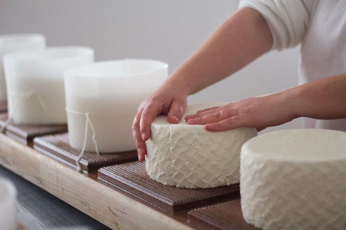 Una mujer elaborando queso, en una imagen de archivo. Una mujer elaborando queso, en una imagen de archivo.