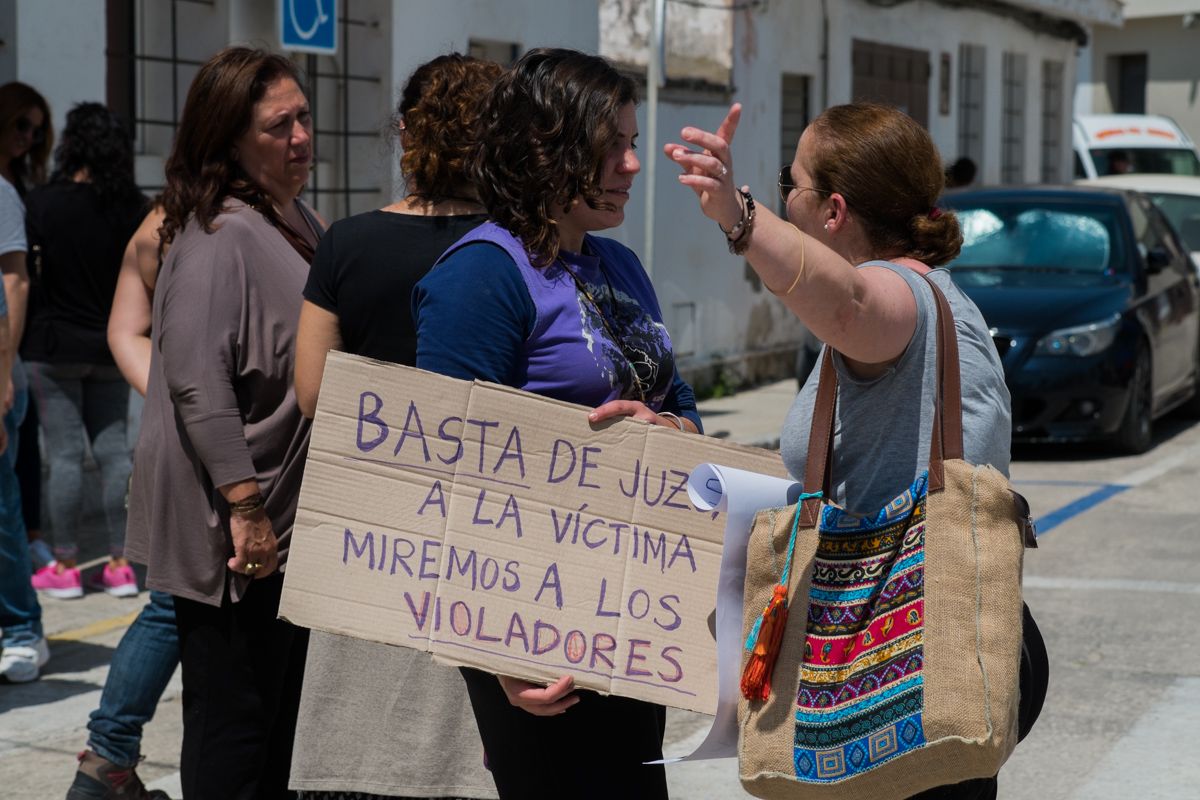Una pancarta durante una pasada manifestación contra la sentencia de 'La Manada' en Zahara de los Atunes. FOTO: MANU GARCÍA.