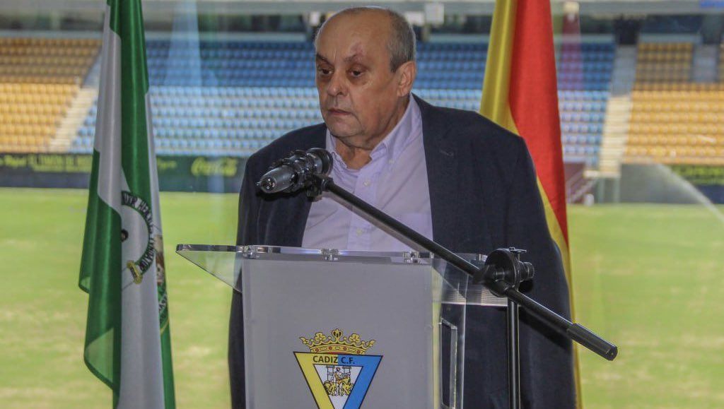Theo Vargas, locutor de Radio Cádiz, en una imagen reciente en el estadio del Cádiz CF.
