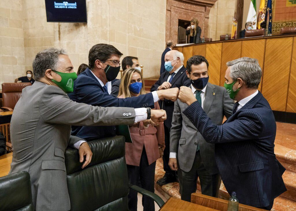 Bendodo, Marín, Moreno y Bravo, en el Parlamento andaluz, celebran la continuidad de la legislatura del covid.